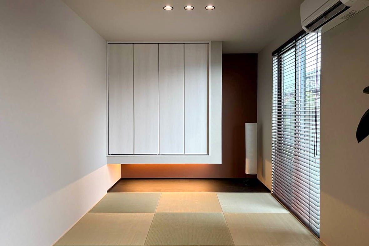 <p><span style="color:#cc3300">変化に寄り添う4.5畳の和室</span></p>
