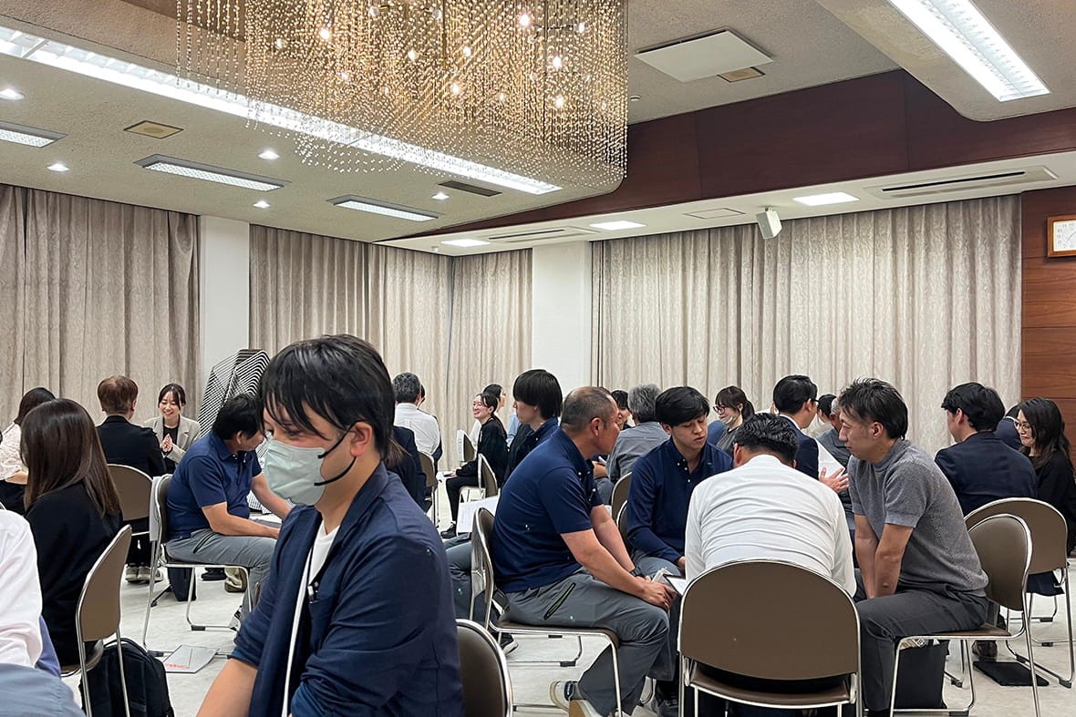 笑顔と活気にあふれた温かい時間