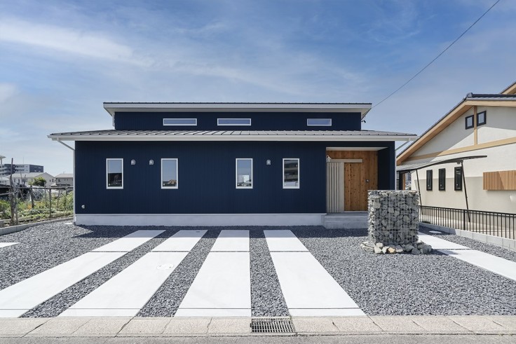 青色ガルバリウム鋼板と無垢素材が美しい平屋