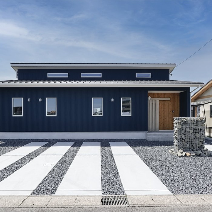 青色ガルバリウム鋼板と無垢素材が美しい平屋