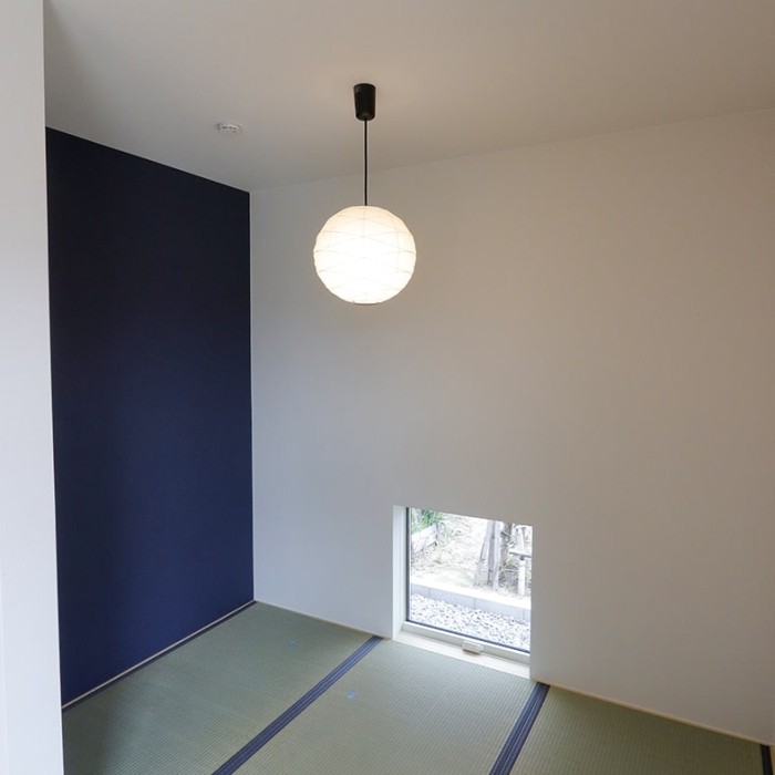 青色ガルバリウム鋼板と無垢素材が美しい平屋