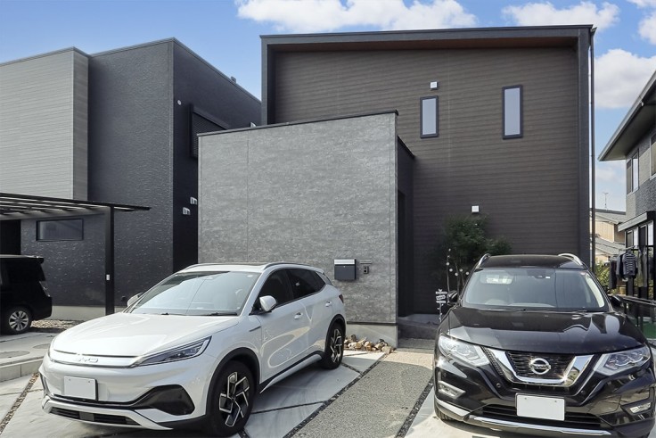 スクエア型のシンプルモダンな家