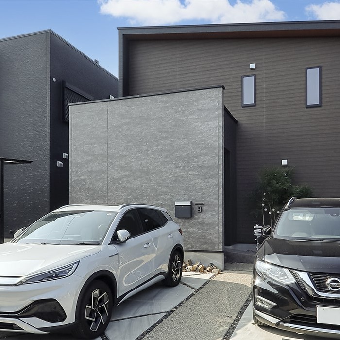 スクエア型のシンプルモダンな家